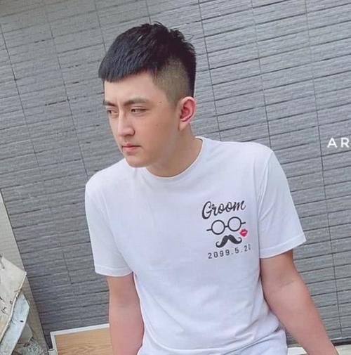  试试：男生“不烫不染”的发型，试试这几款，剪完时髦又帅气