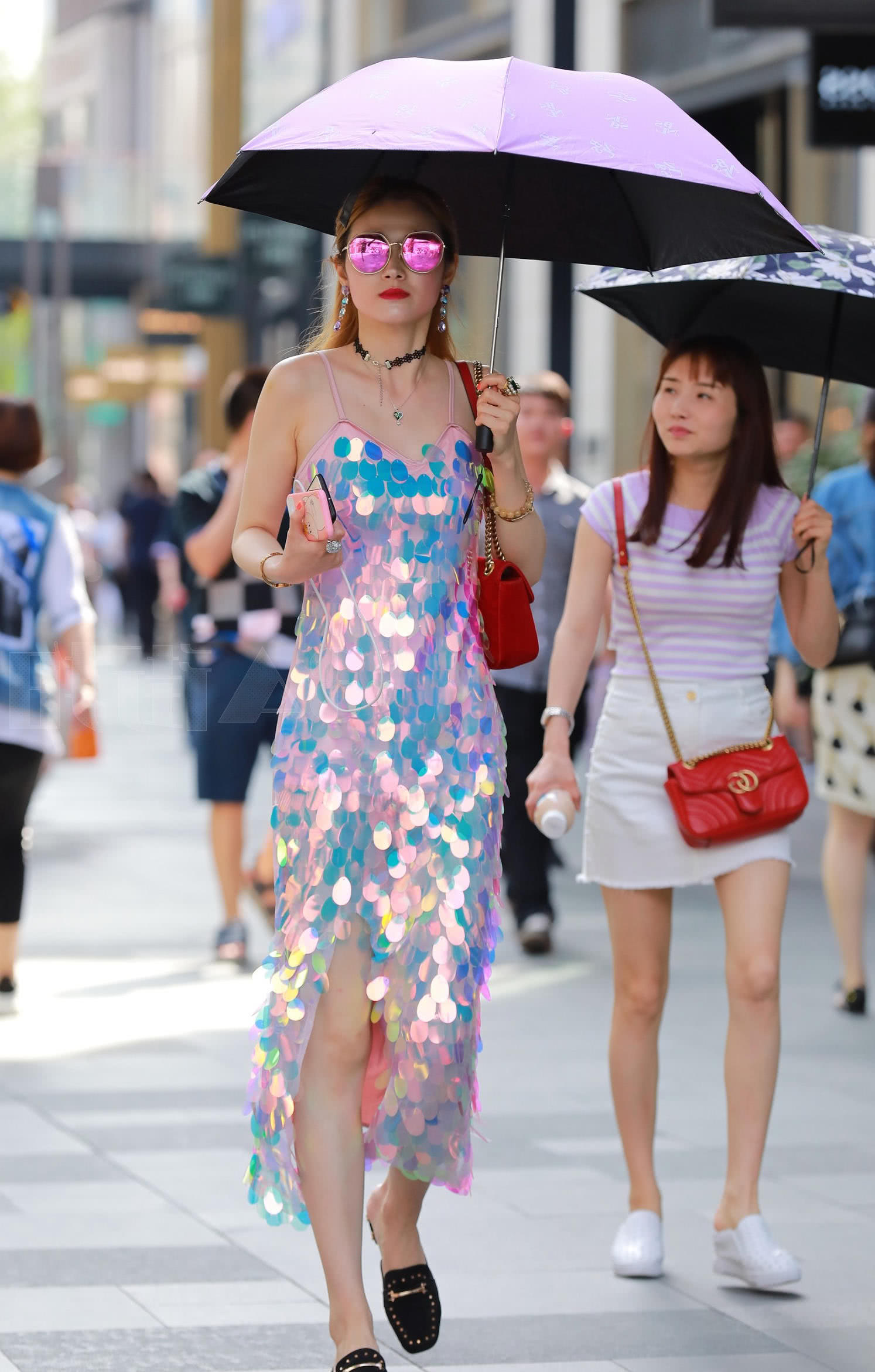 气质小姐姐吊带鱼鳞长裙勾勒出迷人曲线，明晃晃的闪烁着