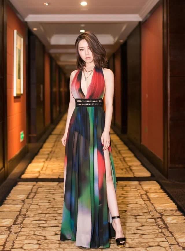 邓紫棋又换风格了，这一次深v长裙穿在她身上，实在太优雅了