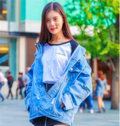  『黑色』街拍：玉貌花容的小姐姐，时尚靓丽，充满青春活力
