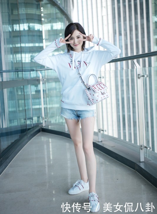 古力娜扎不过是穿对了一条短裤，这双腿马上拉长了两倍多，佩服！