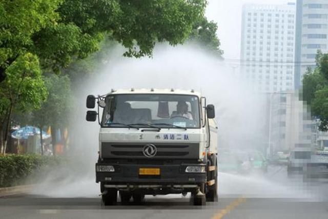 城市洒水车明明是服务公众的，为什么诸多人却认为是一种公害?