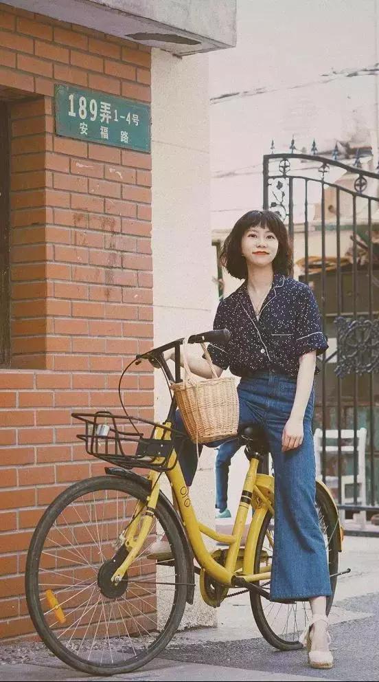  「白色衬衫」女人过了30岁，穿衣搭配讲究精致，这样才能够更加有魅力