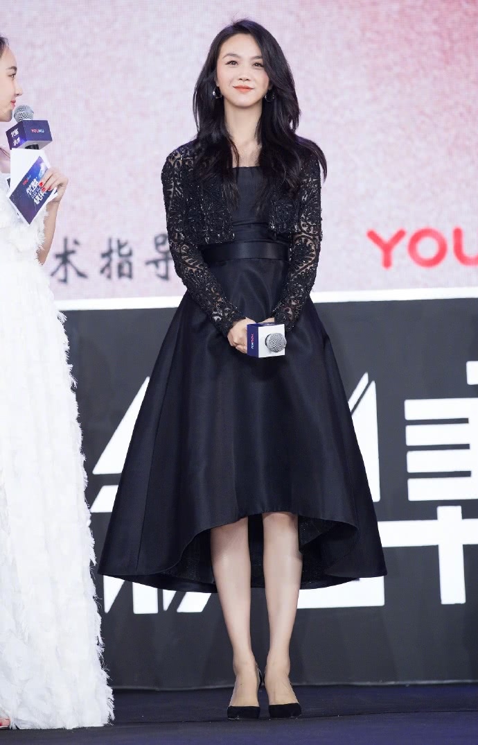 汤唯裙子穿的有短又紧，坐下的瞬间好尴尬！好歹也拿东西盖一盖吧