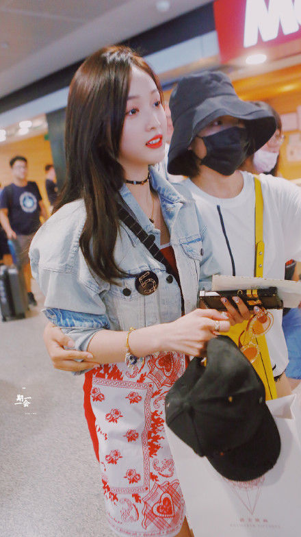 火箭少女吴宣仪穿红色连衣裙秀性感翘臀，网友:身材是真心好!