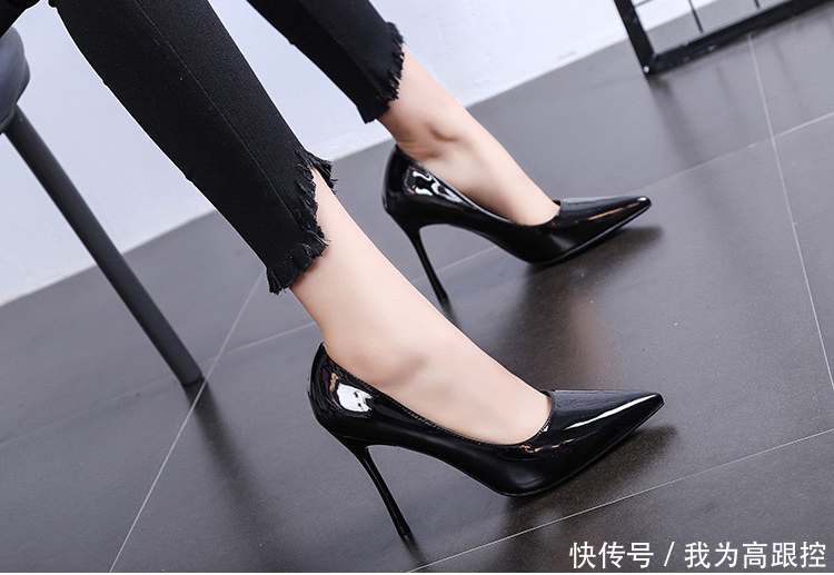 闪亮又性感的酒杯跟尖头高跟鞋，性感的女人都有一双