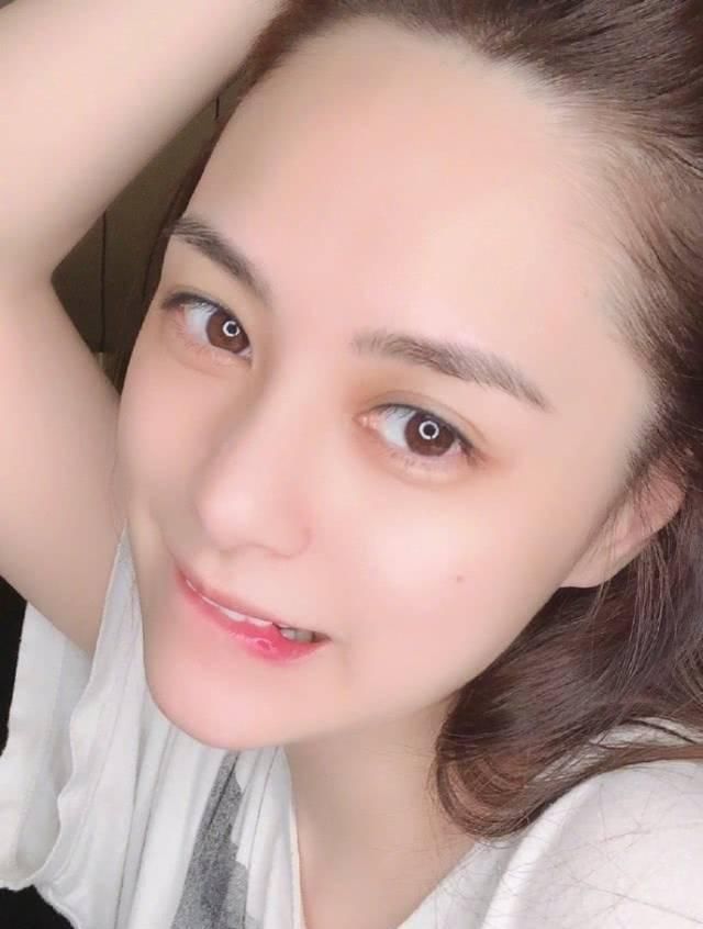  『赖弘国』赖弘国晒婚纱照庆贺白色情人节，被花心男损害后她总算得到感情