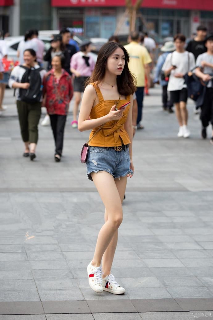 路人街拍:小姐姐清纯可爱，穿热裤清凉，大长腿吸睛抢镜!