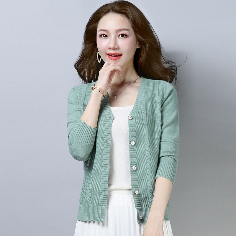 我滴天，53岁姨妈也太时髦了，秋天穿小衫配短裙，美嫩赛90后