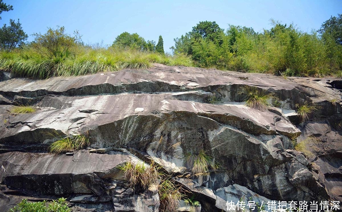 美丽的山村，家家户户建楼房，有一种建筑却造在悬崖峭壁上