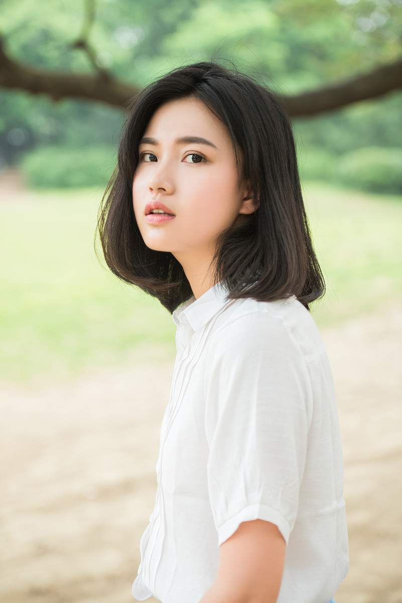 穿白衬衫的短发素颜大眼女孩写真