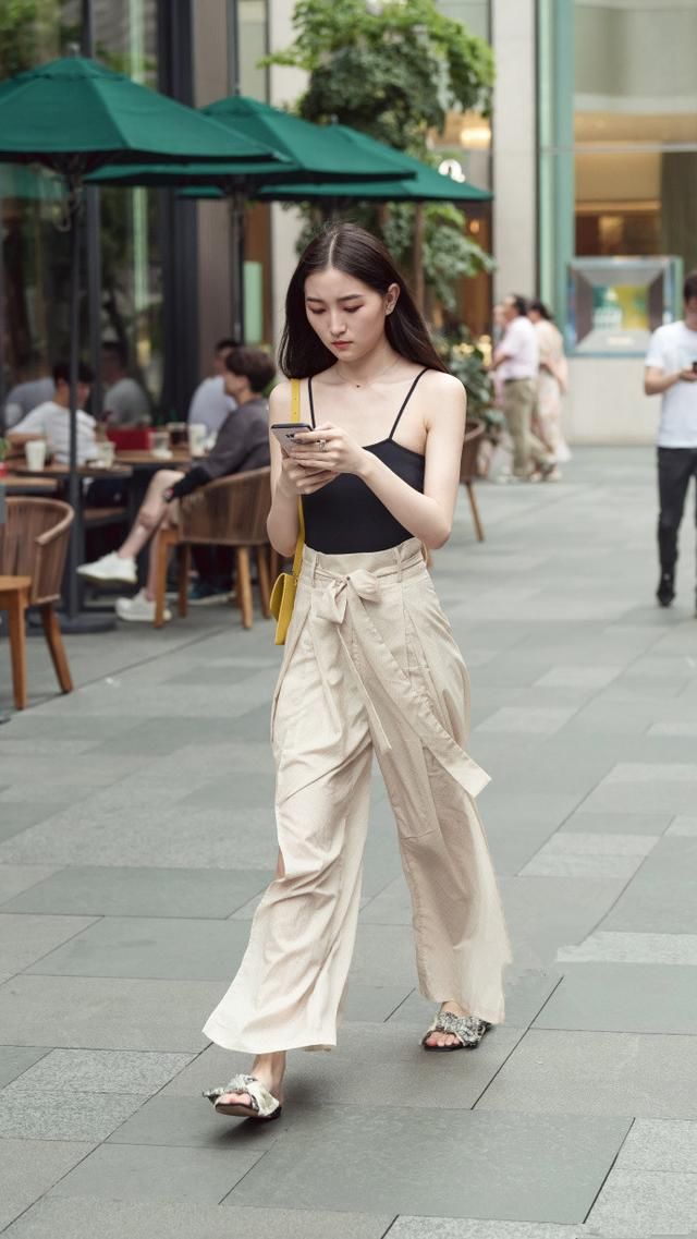 路人街拍，想要玩转街头时尚?你需要时髦潮流的穿搭!