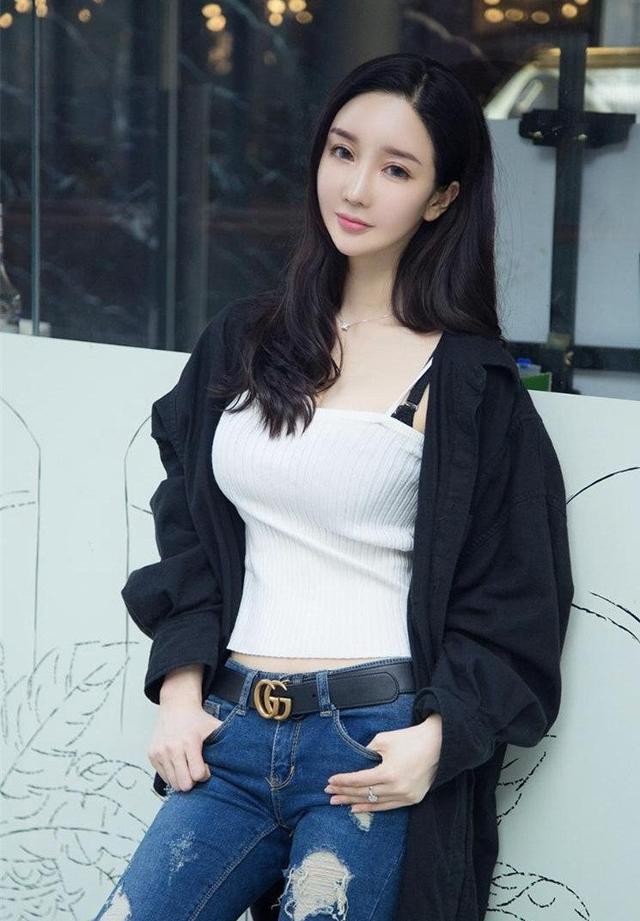 ?路人街拍，身材微胖的小姐姐穿紧身衣搭配牛仔裤，女人味十足！