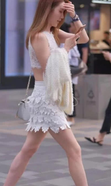 时尚小姐姐蕾丝包臀裙尽显小女人儿味，一双玉腿很吸睛