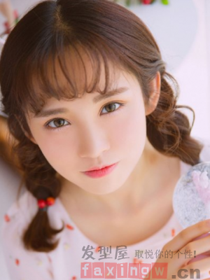 自己DIY扎马尾发型 简单款式给你更多少女感