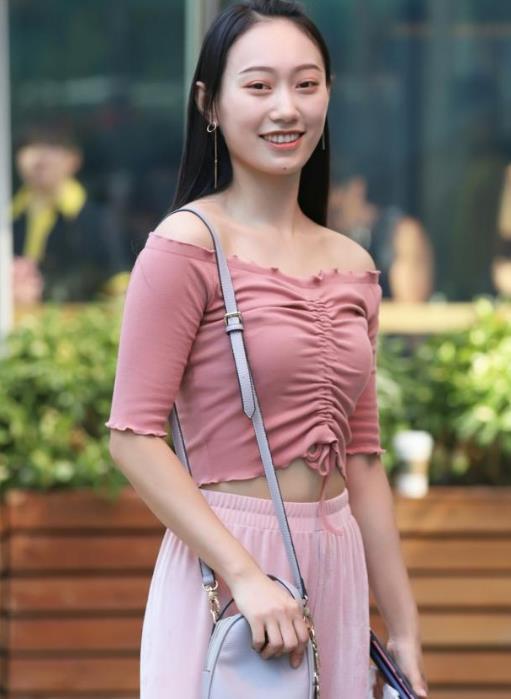 笑嫣然■街拍:语笑嫣然的美女,身穿粉红色套装,笑容甜美可爱