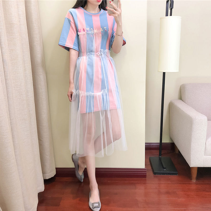 女人超短裤配T恤早OUT了，现最火“女神装”，薄而不透还凉爽