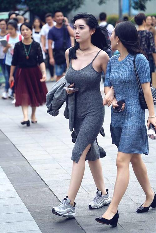 街拍：身材略丰满的小姐姐搭配吊带连衣裙，好身材尽显，魅力十足