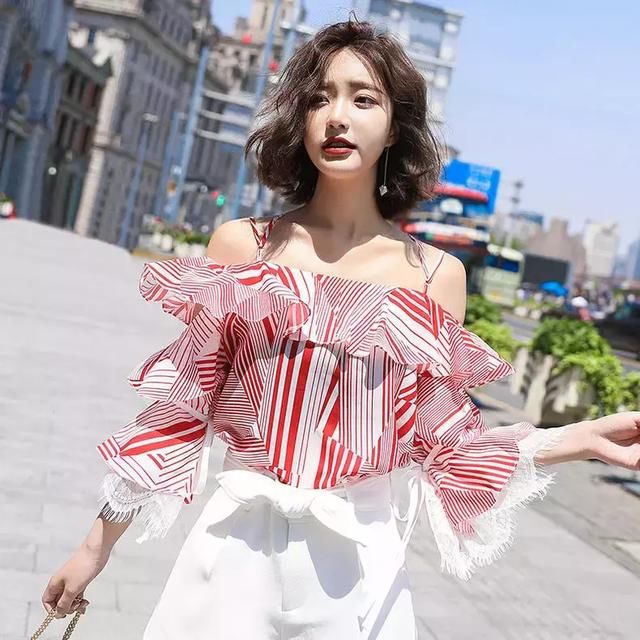 回头率爆棚的雪纺套装，香肩微露，优雅中还透着小性感