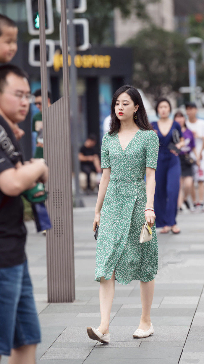 夏季街拍，天气太热拿包遮挡，小姐姐动作好美