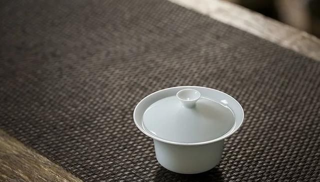  淡白■淡白盖碗 | 这款盖碗不烫手，轻盈易持握，且清丽端庄有颜值