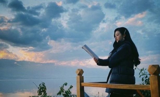 景甜美景当前仍认真看剧本 长发如瀑侧颜小巧精致