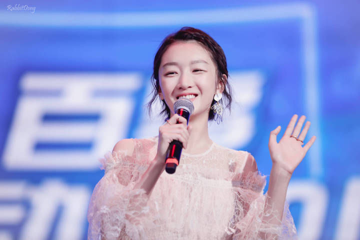 周冬雨蕾丝短裙出席活动，干净的气质，纯美的笑容