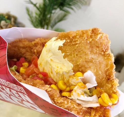 密子君挑战吃塔克,肯德基配魔鬼辣,网友:心