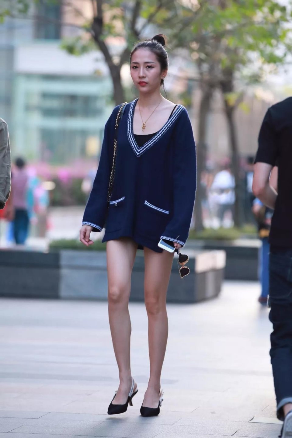 街拍：苗条婀娜大长腿的气质动人的性感美女