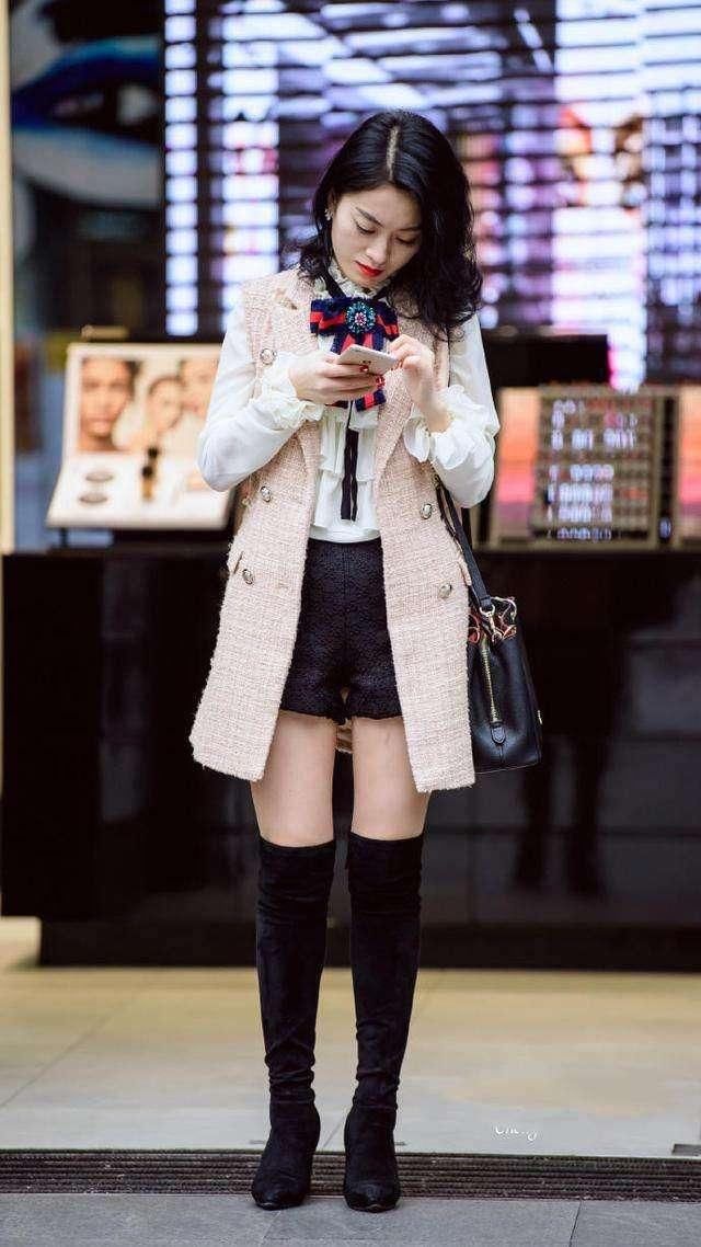  设计：街拍: 辣妈的搭配很紧身, 完全贴身的设计, 秀出了个人的身材特点