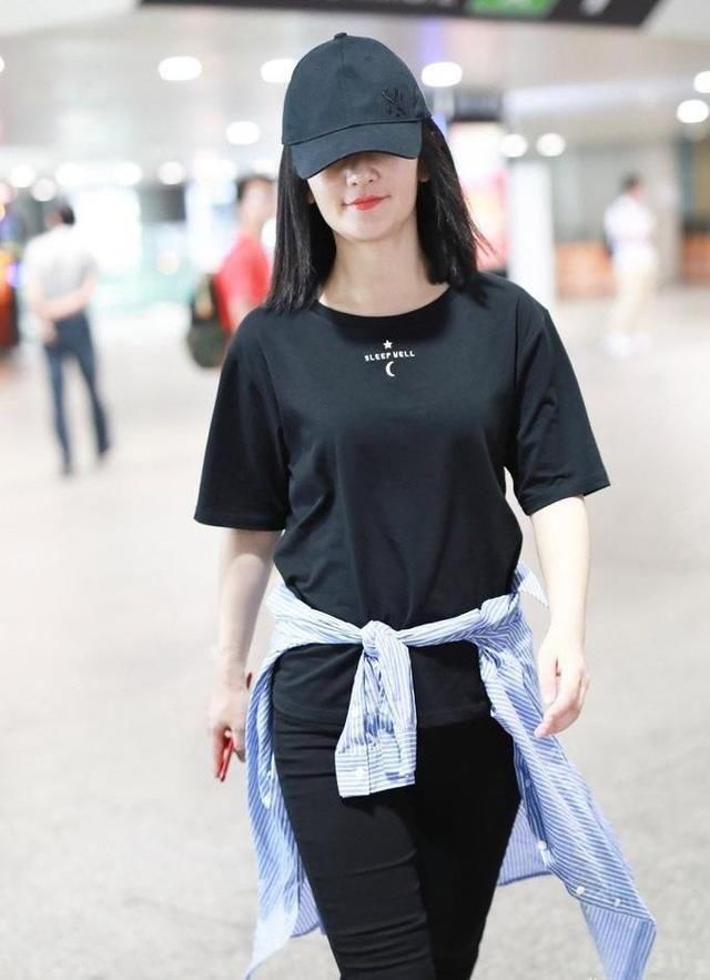 同样把衬衫绑在腰间，谢娜依旧显胖!而戚薇和袁姗姗却帅出了高度