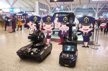 春运首日机器人战警亮相深圳北，高峰期乘高铁请提前2小时到站！