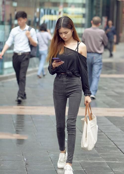 T恤|颜值美女,黑色T恤穿出新潮流!