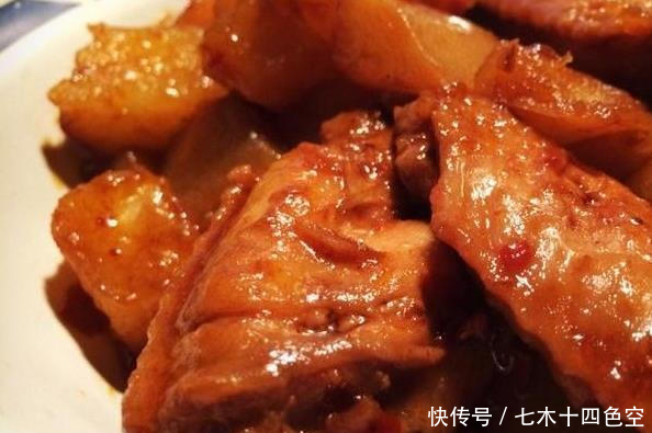  [虾仁]美食严选：土豆炖鸡翅，干锅包菜，椒盐蒜蓉基围虾，虾仁炒蛋做法