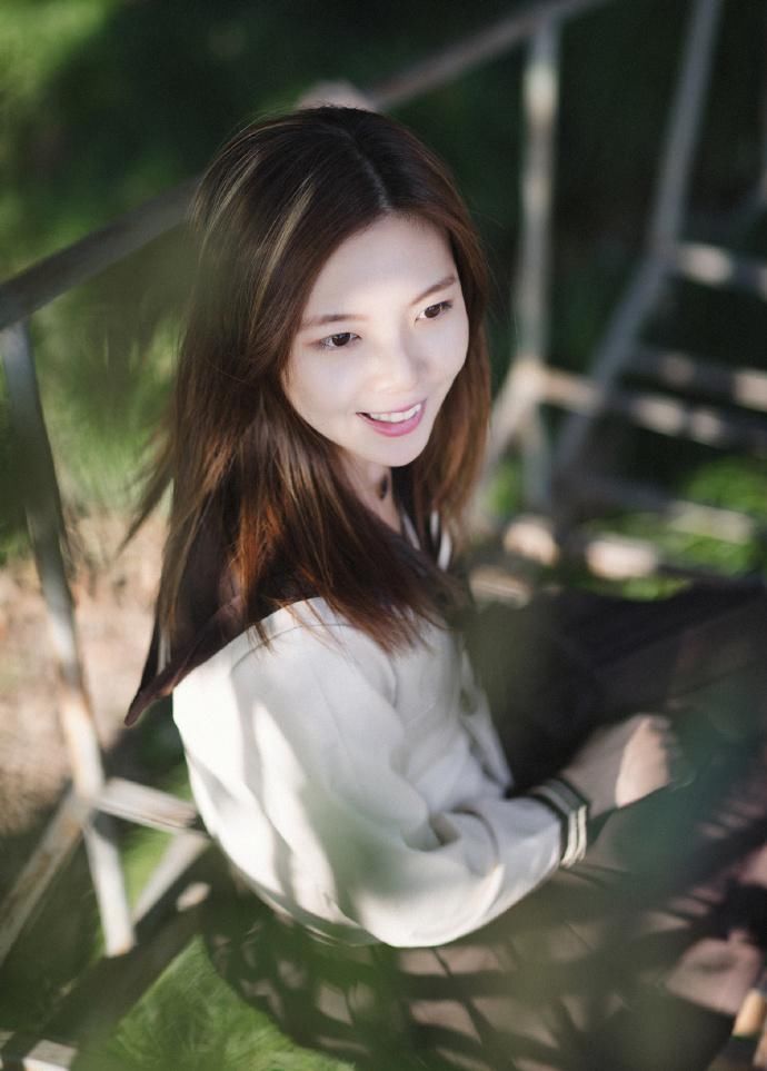 性感制服美女短裙美腿气质写真图片