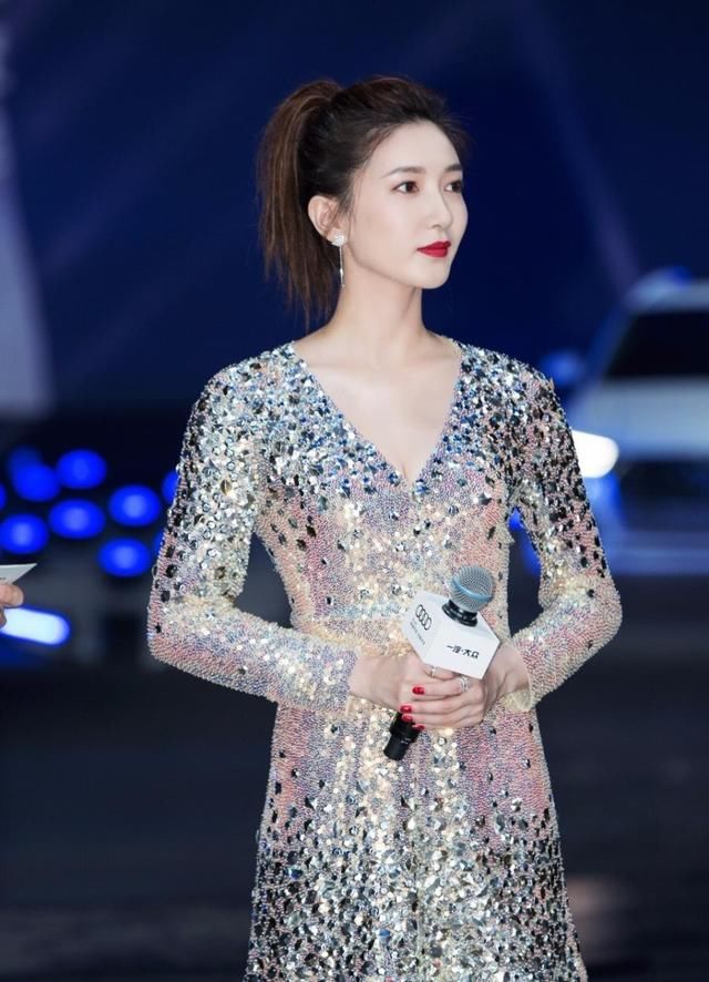 江疏影深V短裙露沟又秀长腿，亮片太多像炸毛，上半身像胖20斤