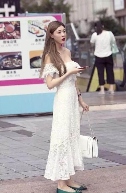 苗条的小姐姐穿着修身牛仔短裤，将小姐姐长腿拉伸的十分修长迷人