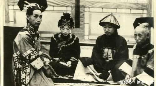 『韵味』清朝人的“婚纱照”女人们盛装打扮,凤冠霞帔,别有一番韵味