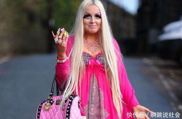 姑娘每天贴15对假睫毛，只为了隐藏在芭比的样子下生活