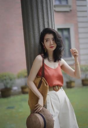  #凹凸#春天这么搭配才洋气，看“三木”博主吊带配五分裤，身材凹凸有致