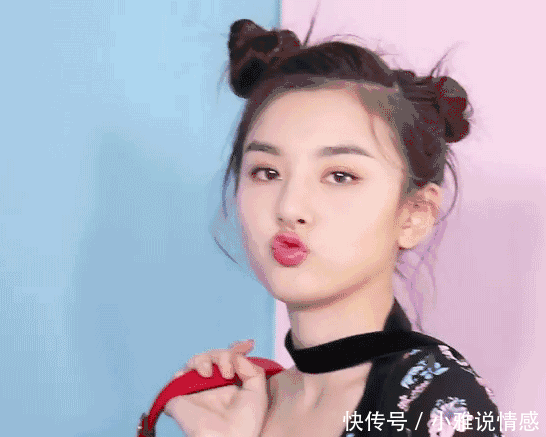  「搭配任何」“大敞领”没市场了，今年“高口领”正流行，春天穿着挺舒适