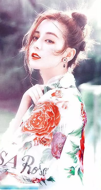 热巴越来越大胆，裙子越穿越短，坐下来的瞬间让人心跳加速