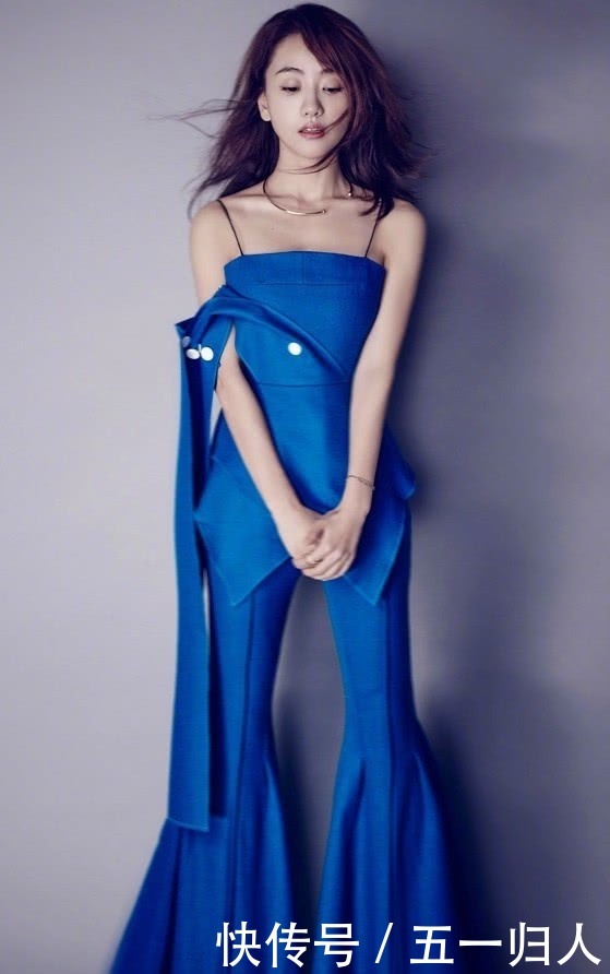 杨蓉的裤子非常别致,是穿了两条“鱼尾”简直美翻天