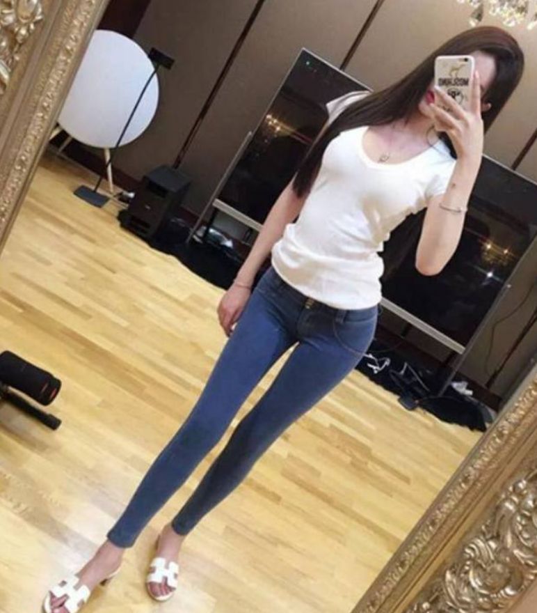 玲珑有致的牛仔裤美女，轻松展现出完美曲线，魅力迷人！