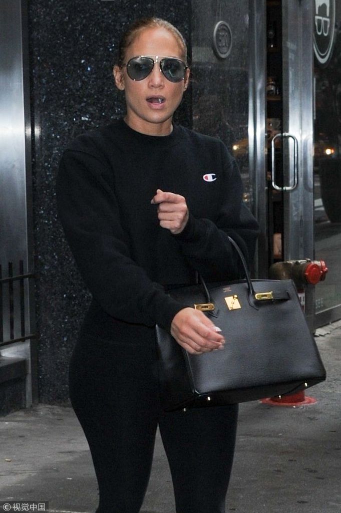 洛佩兹身材肥美脚踩荧光绿跑鞋格外显眼 龙凤胎女儿手捧镶钻水杯