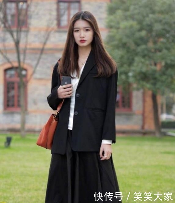 「美女」街拍美女:身材曼妙的小姐姐,紧身牛仔裤穿搭,洋气十足!