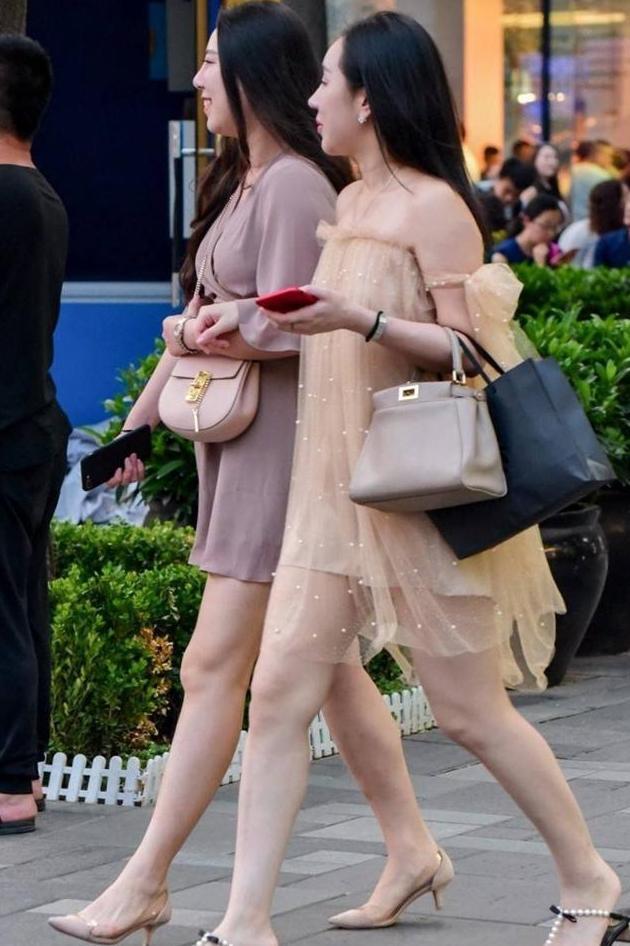 闺蜜两姐妹, 一个小性感清爽, 一个优雅得体, 在街上挥洒时尚!