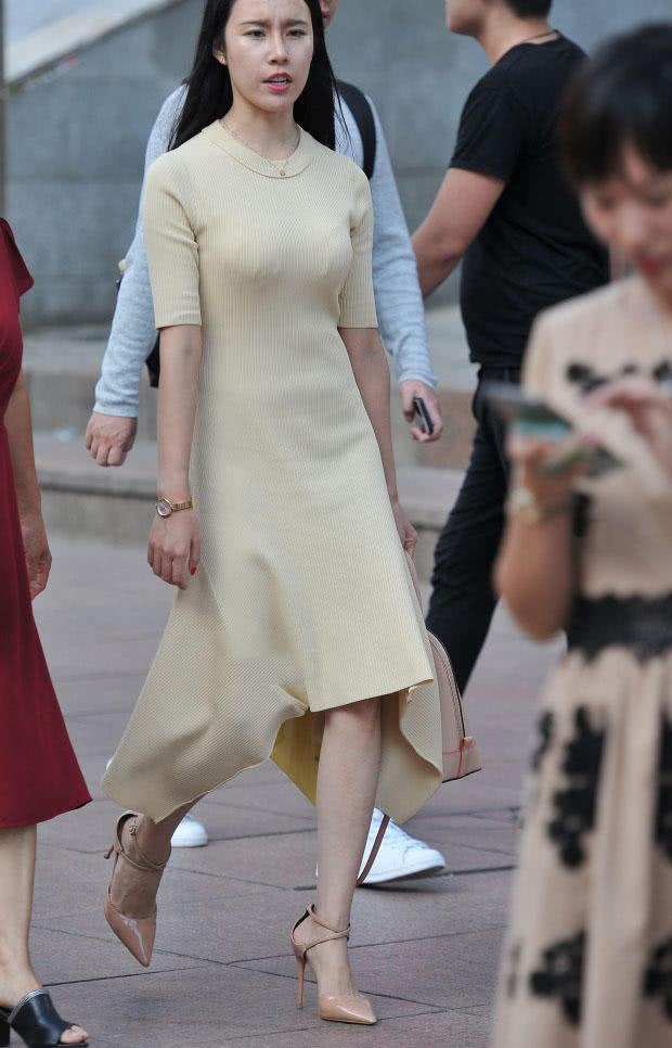 气质小姐姐上围傲人饱满，贴身长裙穿去优雅高贵的气质很吸睛