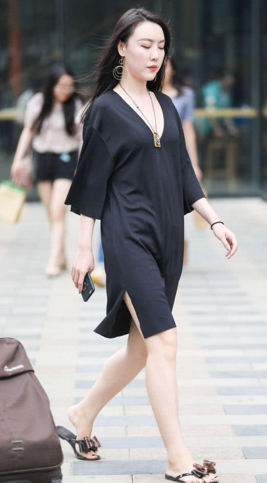 微胖很有肉感的小姐姐身穿大妈装丝毫不显得老气，尽显女人味，项