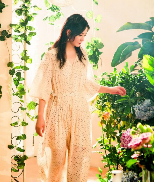 赵薇穿清纯波点白裙下厨房，网友:这波“照骗”摆拍太明显